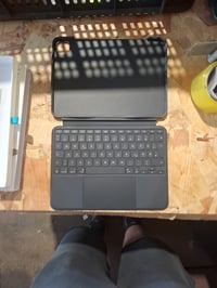 Klávesnicové puzdro Logitech Combo Touch pre iPad Pro 11" (M4, M5) — na 1 mieste poškrabané a gumený povrch je miestami opotrebovaný (stav: viď 2. obrázok) 3