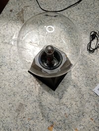 Plazmová guľa RED5 reagujúca na zvuk, stredná veľkosť, napájanie cez USB alebo batérie — nefunkčná, na náhradné diely: nezapne sa (stav: pozri 2. obrázok) 2