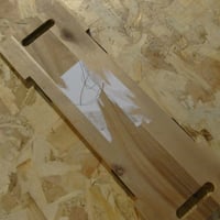 HOME DECO FACTORY KA0322 Daska za posluživanje od bagremovog drva s crnim metalnim nogama, 55 cm, smeđa i crna — Ljepljiva površina (stanje: vidi 2. sliku) 2