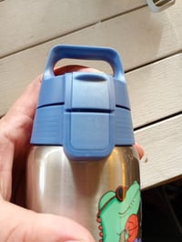 Detská nerezová fľaša SIGG Shield One Great Day 0,5 l – chybná, čiastočne funkčná: Zlomený uzáver (stav: viď 2. obrázok) 4