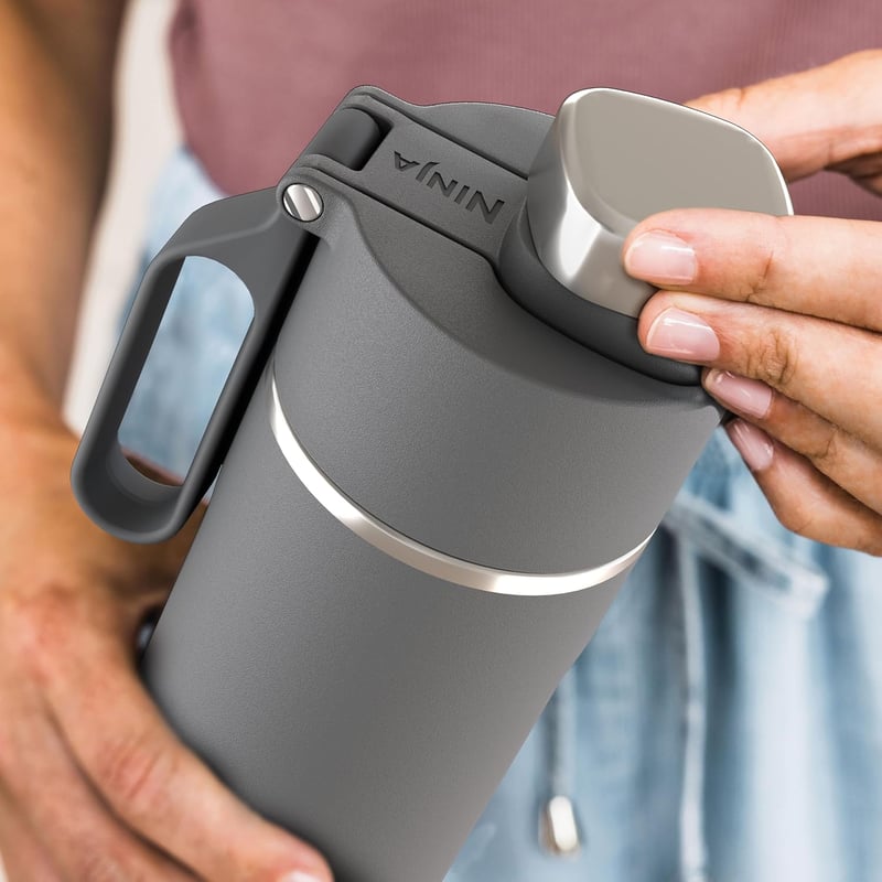 Ninja Thirsti 530ml Hőszigetelt Utazópalack - Szürke Rozsdamentes Acél Termosz Szénsavas, Hideg és Meleg Italokhoz, Szivárgásmentes Fedéllel