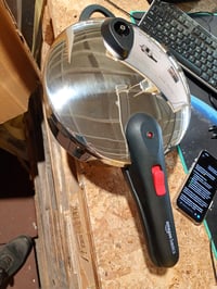 Tlakový hrniec Amazon Basics z nehrdzavejúcej ocele, 4 litre, vhodný na indukciu — Bez ventilu na reguláciu tlaku (stav: pozri 2. obrázok) 2