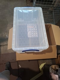 Really Useful Box 64 literes — Az egyik dobozon a fedél kicsit törött a másik dobzon a fedelen van egy nagy (állapot: lásd a 2. képet) 2
