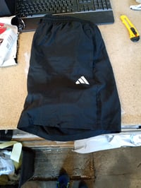 Pantaloni scurți bărbați adidas Essentials Small Logo Chelsea, negru/alb, mărimea XL - utilizați, cu o ruptură pe o parte (stare: vezi a 2-a poză) 2