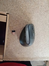 Trust Yuno újratölthető vezeték nélküli vertikális ergonomikus egér, 2,4 GHz, fekete, 800-2400 DPI, USB-C töltés, 70% újrahasznosított 3