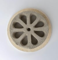 Progetto Arte kőhatású szellőzőrács 120 mm átmérőjű csőhöz, beépített rovarhálóval - kör alakú bézs kőrács kültéri és beltéri használatra 3