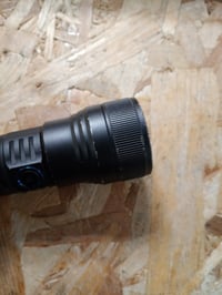 Taktické nabíjateľné LED svietidlo UltraFire UF2 s puzdrom a držiakom na opasok, 1500 lúmenov, 5 režimov, zoom — používané (stav: pozri 2. obrázok) 2