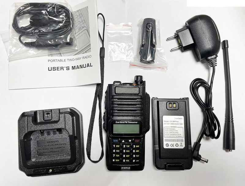 Baofeng UV-9R Plus 8W-os vízálló adóvevő, dupla sávos, FM rádióval és lámpával