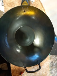 Krustenzauber 36 cm-es előégetett szénacél wok serpenyő indukcióhoz, wok lapáttal és wok gyűrűvel, lapos aljú 2