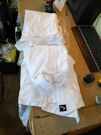 IPPONGEAR Future 2 Gyermek Judoruha Fehér Övvel, 335 g/m² Szövet, Kezdőknek - Használt, Foltos Nadrágszár (állapot: lásd a 2. képet) 2