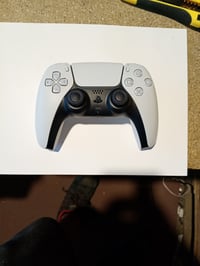 Bezdrôtový ovládač Sony DualSense pre PS5, biely — chybný, na náhradné diely: Ľavý joystick neustále driftuje (stav: pozri 2. obrázok) 2