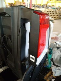 Nosič bicyklov na ťažné zariadenie Thule EasyFold XT pre 2 bicykle — Plast za pravým svetlom je prasknutý (stav: viď 2. obrázok) 2