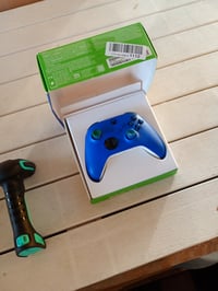 Bezdrôtový ovládač Xbox Wireless Controller Shock Blue, kompatibilný s Xbox Series X|S, One a Windows, modrý, balenie 2025, používaný 2