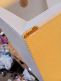 Ghiveci de flori din plastic Lamela cu roți, 60 cm, 36 L, culoarea crem, aspect de beton, pentru interior/exterior, cu drenaj — colț deteriorat (stare: vezi a 2-a fotografie) 2