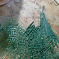 Suport pentru căpșuni Relaxdays, set 6 bucăți, protecție din plastic verde împotriva melcilor și putregaiului, incomplet (lipsesc 4 picioare) (stare: vezi a 2-a imagine) 2