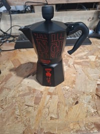 Bialetti Moka Express Stranger Things Kotyogós Kávéfőző 6 Csészés (270 ml) Zenélő Gombbal és USB-C Töltéssel Fekete 6