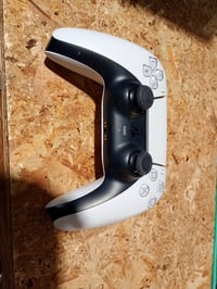 Sony DualSense fehér vezeték nélküli kontroller PS5-höz – hibás — hibás, részben működik: bal analóg húz (állapot: lásd a 2. képet) 2