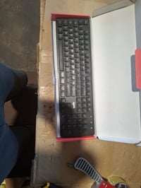 Bezdrôtová klávesnica APM 100041, 2,4 GHz, AZERTY, 105 — chybná, na súčiastky: Chýba USB prijímač (stav: pozri 2. obrázok) 2