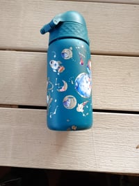 Detská nerezová termoska ion8 320 ml s motívom astronauta, nepriepustná, otváranie jednou rukou — používaná (stav: viď 2. obrázok) 2