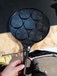 Retoo Palacsintasütő Serpenyő 7 Lyukkal Emoji Smiley Mintával, 26,5 cm, Tapadásmentes, Fekete, Tojáshoz is Alkalmas 3