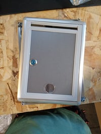 GOMETY Metalna kutija za donacije s bravom na ključ, 21x10x28 cm, zidna — nedostaju 2 plastična dijela (stanje: vidi 2. sliku) 3