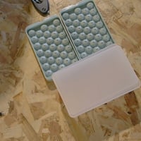 iyes.top Gömb Jégkocka Forma Fedővel és Tárolóval, egymásba rakható szilikon tálca, 99 kis jéggömb, whiskeyhez és koktélhoz (1 tálca hi — 2 db-os szett 4
