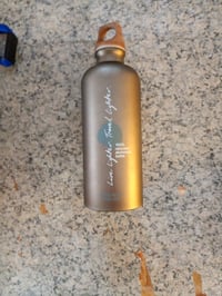 Sticlă de apă din aluminiu SIGG Traveller MyPlanet – taupe mat, 0,6 L – Stare: utilizat – Etanșă (stare: vezi a 2-a fotografie) 2