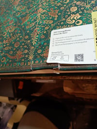 Paperblanks 2027 Smaragdno zeleni cvjetni Grande tjedni planer, 1 tjedan = 2 stranice, vertikalni — oštećena stražnja korica (stanje: vidi 2. sliku) 3