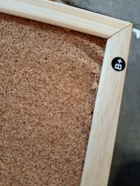 BoardsPlus Parafa Hirdetőtábla 80x60 cm Fa Kerettel és 6 Rajzszöggel – Falra Szerelhető — nyomódott burkolat (állapot: lásd a 2. képet) 3