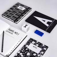 Design Letters A-Z Fekete Keményfedelű Jegyzetfüzet Rugalmas Zárószalaggal, A5 4