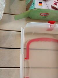 Obdĺžniková forma na pečenie Dr. Oetker Back-Idee s odnímateľným dnom, smaltovaným plechom a poklopom na prenášanie, 38 cm — Roh poklopu je zlomený (stav: pozri 2. obrázok) 3