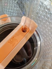 Termoska Stanley Quencher H2.0 FlowState so slamkou 1,2 l - Orange Cream - mierne poškodená — slamka je ohnutá (stav: pozri 2. obrázok) 2