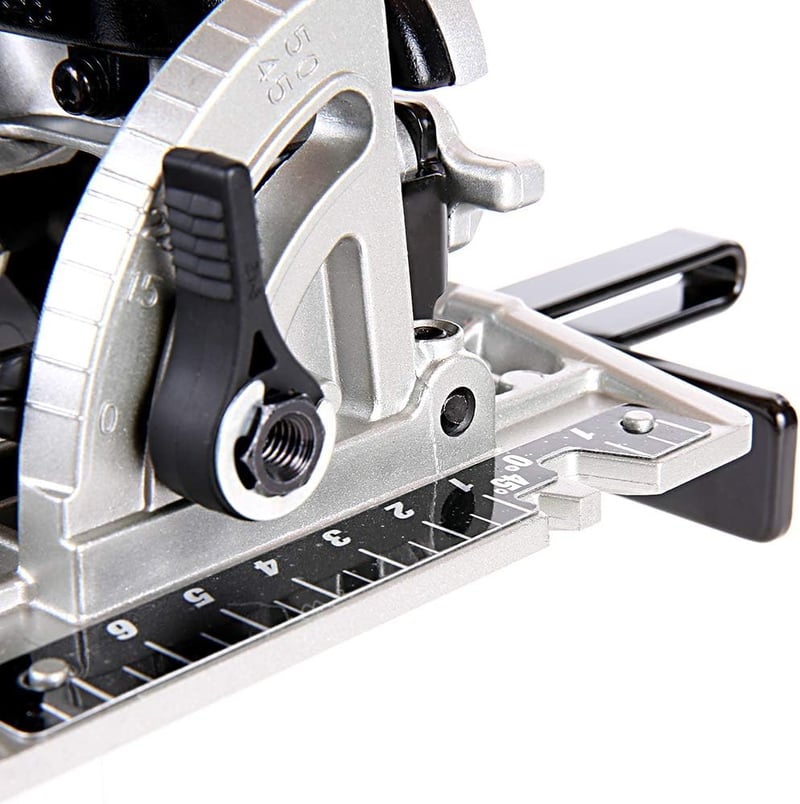 Makita DSS610Z 18V Akkumulátoros Körfűrész Li-Ion - Gép Akkumulátor Nélkül, 3.7 RPM, 54W, Gumírozott Markolat, Ferdevágási Funkcióval