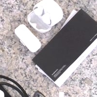 Bezdrôtové slúchadlá JBL Tune Flex TWS s aktívnym potlačením hluku, výdrž batérie 32 hodín, biele – viditeľne používané 3