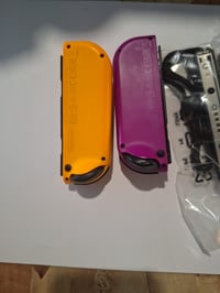 Sada ovládačov Nintendo Joy-Con v neónovo fialovej a neónovo oranžovej farbe, 2 ks, pre konzolu Nintendo Switch 4