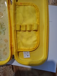 Peračník LEGAMI Wonderwow s motívom včiel, 2 priehradkami a držiakom na perá, vnútorným sieťovaným vreckom, na zips, žltý, 23x11x5 cm 5