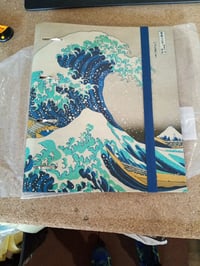 Dosar cu șină A4 Grupo Erik Hokusai Marele Val – Mapă cu 4 inele și copertă cartonată, pentru școală — copertă ușor îndoită (stare: vezi a doua imagine) 2