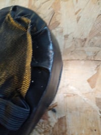 Scaun pentru bicicletă KRYMXAR pentru copii, montare pe portbagaj, cu căptușeală groasă — piele cojită, cataramă desfăcută, zgâriat (stare: vezi a 2-a poză) 2