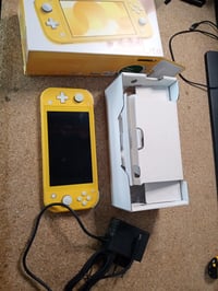 Prijenosna igraća konzola Nintendo Switch Lite u žutoj boji, standardno izdanje, rabljeno stanje 2