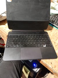 Husă Apple iPad Magic Keyboard pentru iPad Pro 13 inchi (M4) — defectă, funcționează parțial: tasta săgeată stânga a ieșit (stare: vezi a 2-a imagine) 3