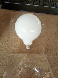 Bec LED cu filament Velamp Opal G125 Globe, E27, 22W, 3650lm, 4000K — defect, funcționează parțial: pată galbenă pe sticla becului (stare: vezi a 2-a imagine) 2