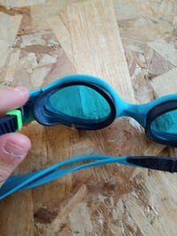 Speedo Biofuse 2.0 Gyermek Úszószemüveg - Hypersonic Blue/Lumo Green, Átlátszó — minimális szakadás a gumin (állapot: lásd a 2. képet) 2
