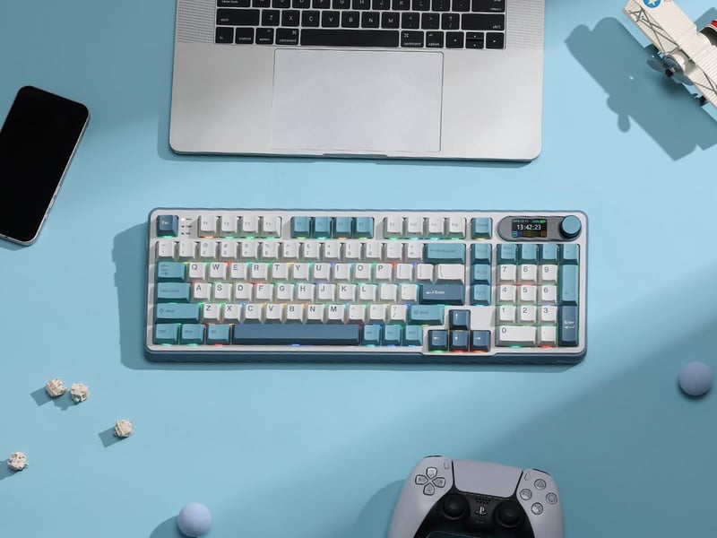 RK ROYAL KLUDGE S98 Mechanikus Billentyűzet Okos Kijelzővel, 96% Vezeték Nélküli, Bluetooth/2.4G/USB-C, Hot-Swap, 98 Gombos, Égkék - Linearer Creme Schalter, sky blue