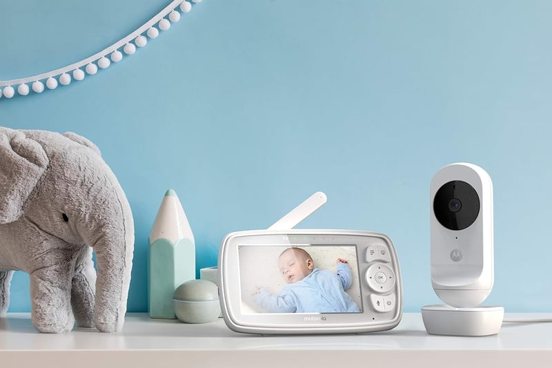 Motorola VM44 Connect WiFi Bébiőr Kamerával - 4,3" HD Kijelző, Éjjellátó, Altatódalok, Hőmérsékletfigyelés, Okostelefonos Applikáció - Fehér
