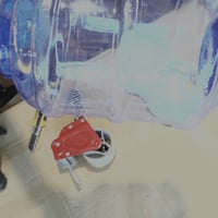 Dozator automat de apă pentru animale de companie Amazon Basics, 3,8 litri, mărimea S — A mai conținut apă (urme de picături) (stare: vezi a 2-a imagine) 2