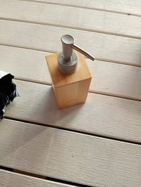 Bambusový dávkovač mydla Relaxdays, hranatý, s ručnou pumpou, 18 x 6,5 x 8 cm, 240 ml, dávkovač na telové mlieko, prírodná hnedá 2