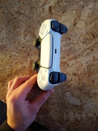 Controller wireless Sony DualSense pentru PS5, alb - Defect, funcționează parțial — defect, funcționează parțial: stick-ul stâng se blochează (stare: vezi a 2-a imagine) 3