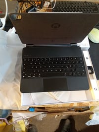 HOU iPad Pro 13" (M4) Mágneses Billentyűzetes Tok Trackpaddel, RGB Háttérvilágítással, QWERTZ — Fekete színű (állapot: lásd a 2. képet) 3