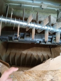 IKRA IEVL 1738 električni vertikutator i prozračivač travnjaka, 1700 W, radna širina 38 cm, podesiva radna dubina, košara za sakupljanje 50 l, rabljeno 3