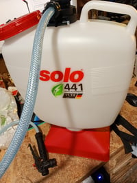 SOLO 441 Baterijska leđna prskalica, bijela, 11,1 V — neispravna, djelomično radi: prska na spoju crijeva (stanje: vidi 2. sliku) 2